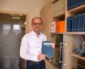 Bild: ubb
In Dr. Alfred Scheidlers Bücherregal in Tirschenreuth sind viele seiner Fachaufsätze zu finden.