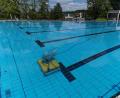 Archivbild: Portner
Die Stadt Oberviechtach muss ihre Einnahmen auf den Prüfstand stellen, wozu auch die Anpassung der Eintrittspreise ins Freibad gehört. Doch vor Saisonstart im Mai läuft hier erst die Reinigung des Wassers an.