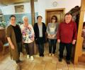 Bild: gz
Kreisvorsitzende Carola Brust dankt Vorsitzender Elfriede Baier, Kassiererin Franziska Kneißl, zweiter Vorsitzender Angelika Zahradnik und Schriftführer Siegfried Landgraf (von links) für die Übernahme der Ehrenämter.