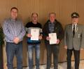 Bild: Bettina Thanner/exb
Bürgermeister Christian Ziegler (links) und Vorsitzender Josef Graf (rechts) zeichneten Josef Weigert (Zweiter von links) mit dem BSB-Ehrenkreuz und Johann Zweck (Dritter von links) für 50 Jahre Vereinszugehörigkeit aus.