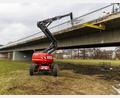 Bild: Hösamer
An der Naabbrücke in Iffelsdorf haben die Arbeiten begonnen. Sie ist eines von rund 120 Bauwerken, um die sich die Tiefbauabteilung des Landkreises kümmern muss.
