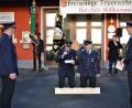 Bild: kki
Die Vereinsführung der FFW Rothenstadt Reinhard Albrecht und Gerhard Braun baten kniend ihre Kollegen Andreas Albrecht (rechts) und Josef Meißner (links) um die Patenschaft.
