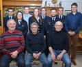 Bild: dob
60 Jahre sind Rudolf Kunze und Alfred Kowal (sitzend, von links) Mitglied der Altenstadter Feuerwehr. Gerhard Pohl (sitzend, rechts) gehört seit 40 Jahren dazu. Vorsitzender Florian Lukas (hintere Reihe, Dritter von rechts) und Kommandant Klaus Rupprecht (Zweiter von rechts) nahmen Beförderungen und Ehrungen vor. Zweiter Bürgermeister Uli Münchmeier (rechts) lobte die Landwirte, die bei den Flächenbränden mustergültig unterstützten.