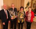Bild: öt
Für sein jahrzehntelanges Engagement im SKC Neusorg überreichte Agnes Legath (rechts) im Beisein von Bürgermeister Peter König (links) an Karl Lenhard ein Präsent. Seine Frau Roswitha durfte einen Blumenstrauß in Empfang nehmen. Wie Agnes Legath in ihrer Laudatio erwähnte, ist Lenhard seit 49 Jahren Mitglied im SKC Neusorg und wirkt bereits seit 48 Jahren im Vorstand – davon viele Jahre als Zweiter und Erster Vorsitzender.