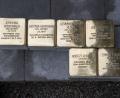 Bild: Marco Meier
Glänzende Mahnmale kurz vor der Verlegung. Die ersten Stolpersteine in der Bahnhofstraße 33 in Weiden erinnern an die Fabrikantenfamilie Kupfer.