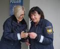 Bild: jeb
Stefanie Kink (links) und Olga Wölfl (rechts) engagieren sich bei der Sicherheitswacht in Tirschenreuth. Dort sind aktuell sieben Frauen ehrenamtlich tätig. Für das Team sucht die Polizei nach Verstärkung – auch Männer.