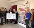 Bild: Veronika Schlosser/exb
Die Mitglieder des Ladies Circle 66 Weiden (von links) Daniela Bielefeldt, Emmy Galle, Katja Hellmann-Ernstberger, Yvonne Fichtl (Präsidentin) und Victoria Krautter überreichen 500 Euro an Michaela Lang, Leitung der Caritas Fachambulanz für Suchtprobleme (Vierte von links).