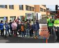 Bild: gf
Horst Strehl (rechts) und Harald Heselmann (3. von rechts) lösen künftig Andreas Bahle (2. von rechts) bei der Schulung zum „Toten Winkel“ ab. Polizeidirektor Jürgen Dodell und der Verkehrswachtvorsitzende Gernot (links im Hintergrund) verfolgen die diesjährige Auftaktveranstaltung an der Schule in Ebermannsdorf.