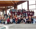 Bild: rbg
Beim Schul-Schwimmfest setzte sich von den größeren Grundschulen die Mannschaft aus Waldsassen (obere Reihe) vor (jeweils darunter) Mitterteich, Tirschenreuth, Ebnath-Neusorg und Erbendorf durch. Schulamtsdirektor Armin Engel (links, Mitte) gratulierte.