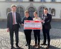 Bild: Stadt Wunsiedel/exb
Bürgermeister Nicolas Lahovnik, Kaufmännische Leiterin Ève Labrie-Loiselle und Künstlerische Leiterin Birgit Simmler (von rechts) bedankten sich bei Dr. Christian Roßner (links), dem Präsidenten des Lions-Clubs Marktredwitz-Fichtelgebirge für die Spende.