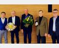 Bild: Schmid/exb
Der SYC gratulierte zwei seiner Veteranen. Unser Foto zeigt (von links) 2. Vorsitzender Manfred Schiegl, Bürgermeister Harald Bemmerl, Peter Kaaden, Erich Donhauser und 1. Vorsitzenden Josef Schwarz.