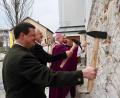 Bild: schß
Bischof Gregor Maria Hanke OSB gibt zusammen mit den Ehrengästen mit symbolischen Hammerschlägen den Startschuss für die Außensanierung der Ursensollener Pfarrkirche und wünscht, dass die Kirche der Mittelpunkt des Ortes bleiben möge.