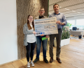 Bild: IEM Fördertechnik/exb
Kassenwartin Anna Kohl und der ehemalige Schriftführer Sebastian Kopp bei der Spendenübergabe durch Ralf Zander, Geschäftsführer der IEM Fördertechnik GmbH (von links).