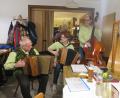 Bild: jzk
Die „Schwarzbier-Polka“ und andere schöne Musikstücke spielten Hans Fröhlich, Claudia Wittl und Hugo Wittl (von links) von der Wirtshauseck-Musi.