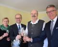 Bild: szl
Fischzuchtmeister, Schwaner-Wirt und Politiker: Franz Kühn senior (Zweiter von rechts) feierte am Montag seinen 75. Geburtstag. Es gratulierten allen voran seine Frau Annelies, Stellvertretender Landrat Alfred Scheidler (von links) und Bürgermeister Franz Stahl (rechts).