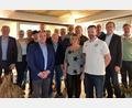 Bild: bkg
Der TSV Kümmersbruck wählt einen neuen Vorstand (von links): Bürgermeister Roland Strehl, SPD-Fraktionsvorsitzende Lisa Hartinger, Willi Schnaus, Daniel Käßner, Vorsitzender Klaus-Günter Backes, Thomas Kastl, Manfred Pirke, Josef Meiler, Christof Hahn, Günther Schenkl, Alois Schwanzl, Edith Geiger, Werner Geiger, Markus Pinzenöhler, Markus Kopecky, Richard Gaßner und Helmut Bauer.