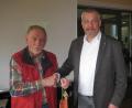 Bild: awb
Erich Bäumler (links) dankte Referent Peter Hofmann für seine mehrmaligen Einsätze in Amberg mit einem flüssigen Präsent.