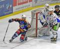 Archivbild: Gebert
In der vergangenen Saison gingen die Blue Devils, wie in dieser Szene Tomas Rubes (links), im Play-off-Viertelfinale gegen die Hannover Indians in die Knie und schieden nach vier Spielen aus. Bei der Neuauflage wollen die Weidener den Spieß umdrehen.