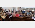 Bild: le
Im Familiengottesdienst singen und musizieren auch die Kleinsten schon fleißig mit.