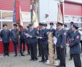 Bild: jp
Die Verantwortlichen der Feuerwehren Kastl und Pfaffenhofen tragen ihre Bitten vor und übergeben als Gastgeschenk ein Gedächtnisbrett (von links): Markus Blomenhofer, Tobias Maag, Stefan Kuhn und Tobias Lang.
