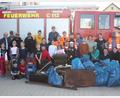 Bild: Steffi Igl/exb
Viele Kinder, Eltern sowie die Aktiven der Feuerwehr Rieden sammeln allerhand Müll.