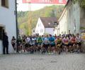 Archivbild: Andreas Brueckmann
Auf dem Marktplatz in Kastl gab Landrat Richard Reisinger (links) 2022 den Startschuss zum Amberg-Sulzbacher Landkreislauf. Heuer geht es in Ehenfeld los.