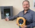 Bild: ld
Zwei neue Defibrillatoren wurden in der Gemeinde Brand installiert. Den am Rathaus hält Bürgermeister Bernhard Schindler in der Hand.