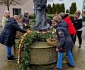 Bild: R. Kreuzer
Die Frauen der Schirmitzer Kolpingsfamilie haben heuer viele Stunden in die Vorbereitung des Osterbrunnen-Schmucks investiert. Die Arbeit hat sich gelohnt,. Der Brunnen auf dem Dorfplatz ist ein österlicher Hingucker geworden.