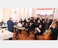 Bild: mab
Der musikalische Leiter Michael Koch zusammen mit Organist Christian Lehnerer sowie mit Streichern und Sängerinnen und Sängern des Dekanatschores beim Passionskonzert in der Schwarzenfelder Pfarrkirche.