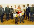 Bild: ld
Für 60 Jahre ehrte der KAB-Ortsverband Anni König (vorne rechts). Sie war viele Jahre Vorsitzende und leitete die Gruppe „Senioren aktiv“. Urkunden und je einen Blumenstrauß erhielten auch Hildegard Glowka (vorne links), Inge Hain, Lieselotte Erhardt und Maria Frank (hinten, von links).