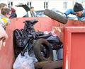 Bild: mfh
Ein Sammelsurium an Abfällen landet nach der Ramadama-Aktion in Rosenberg im Container.