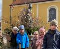 Bild: fz
Die Irchenriether Kinder halfen bei der Gestaltung des Osterbrunnens.