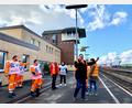 Bild: Gabi Schönberger
Franz Popp (vorne, rechts) bläst zum Warnstreik. Am Bahnhof in Weiden treten 35 Beschäftigte der DB Regio in den Ausstand. Ansonsten ist alles still auf den Bahnsteigen.