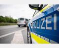 Symbolbild: Guido Kirchner/dpa
Ein Streifenwagen der Polizei steht auf einer Straße.