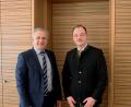 Bild: Landratsamt Tirschenreuth/Fabian Polster/exb
Kilian Harbauer (rechts) ist regionaler Ansprechpartner für die Oberpfalz im Bürgerdialog Stromnetz. Kürzlich stellte er sich bei Landrat Roland Grillmeier vor.