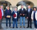 Bild: Fabian Polster/Landratsamt Tirschenreuth/exb 
Am Landratsamt Tirschenreuth gab es kürzlich eine kleine Feierstunde: (von links) Personalchef Walter Brucker, die Jubilare Michael Sturm, Anette Monreal und Peter Schrems, Landrat Roland Grillmeier sowie Personalratsvorsitzende Ramona Wiesent.