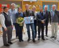 Bild: bsc
Pfarrgemeinderatssprecher Uwe Heider und Stellvertreterin Alexandra Kaßeckert (Zweiter und Fünfte von links) verabschiedeten Pfarrgemeinderatsmitglied Christian Mitterbauer und seine Frau Julia (Vierter und Dritte von links) und dankten Pater Martin (links) und Pfarrer Joseph (Dritter von rechts) für ihre Arbeit. Mit im Bild (von rechts) Kirchenpfleger Wolfgang Mühlbauer und Bürgermeister Oskar Schuster.