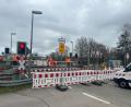 Bild: Tietz
Die Arbeiten am Nabburger Bahnübergang haben mit Verspätung am Montagabend begonnen. Am Mittwoch soll der Übergang wieder für den Verkehr freigegeben werden.