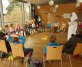 Bild: mas
Begeistert fiebern die 20 Buben und Mädchen beim Kinderbibeltag in Störnstein mit. Auch Pfarrvikar Dr. Paul Ezenwa (vorne, rechts) macht mit.