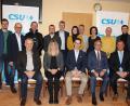 Bild: heb
Mit einem neuen Vorsitzenden startet der CSU-Ortsverband Tirschenreuth in die nächsten Jahre. Im Bild (sitzend, von links) Landrat Roland Grillmeier, Kerstin Burkhard, der neue Ortsvorsitzende Sebastian Wiedemann und seine Stellvertreter Franz Stahl und Huberth Rosner sowie (stehend, von links) Maximilian Mehler, Alfred Scheidler, Harald Siegert, Thomas Bauer, Franz Häring, Irina Weiß, Vinzenz Rahn, Doris Schön, Hans Prucker und Geschäftsführer Johannes Klinger.