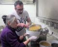 Bild: do
Das Küchen-Team um Elisabeth Hartwanger kochte eine würzige Kartoffel/Gemüsesuppe.