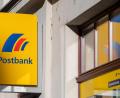 Bild: Monika Skolimowska/dpa-Zentralbild/dpa
Ein Schild mit dem Logo der Postbank an der Fassade einer Bankfiliale in Brandenburg an der Havel.