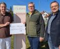 Bild: gis
Hospiz-Leiter Andreas Hummel nahm den Spendenscheck von KAB-Vorsitzendem Wolfgang Glaser und Kassier Franz-Josef Pscherer (von links) entgegen.