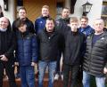 Bild: SR-Gruppe Weiden
Lehrwart Andreas Betzl und Obmann Willi Hirsch im Kreis ihrer neuen Schiedsrichterkameraden.