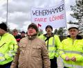 Bild: Gabi Schönberger
"Weiherhammer – Faire Löhne" steht auf einem Banner. Die Mitarbeiter der Pilkington fordern eine gerechtere Entlohnung.