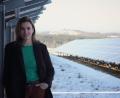 Bild: Sara Neidhardt
Laura Weber auf dem Gelände einer Photovoltaik-Anlage. Im Hintergrund ist der Ort Leuchtenberg zu erkennen (Kreis Neustadt/Waldnaab). Die Oberpfälzerin setzt sich unter anderem für Erneuerbare Energien und die Chancengleichheit von Frauen ein.