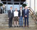 Bild:  Gerhard Gradl/exb
Die Absolventen aus dem Landkreis Amberg-Sulzbach, Johannes Bauer aus Freudenberg (2. von links) und Fritz Dobmeier aus Hirschau (2. von rechts), werden umrahmt von Schulleiter Reinhold Witt (links) und Bereichsleiter am AELF Amberg-Neumarkt Franz Baumer.
