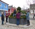 Bild: hme
"Viele Hände - schnelles Ende" das gilt auch beim Schmücken eines Osterbrunnens, wie hier in Kohlberg