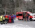 Bild: dpa/Zema Medien
Einsatzkräfte der Feuerwehr stehen in der Nähe der Stelle, an der ein Kleinflugzeug im Bayerischen Wald abgestürzt ist. Nach Polizeiangaben starben dabei zwei Menschen.