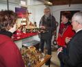 Bild: krb
Stadtpfarrer Josef Häring, Zweite Bürgermeisterin Tanja Kippes und Kulturreferent Max Peter (von rechts) waren von der Osterausstellung begeistert. Ursula Wiechert, Neustädter Museumsleiterin (links) hat in unzähligen Stunden die einzelnen Darstellungen aufgebaut.